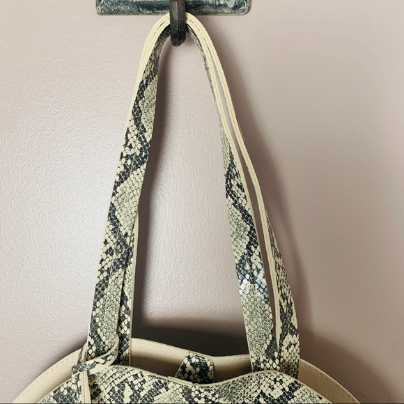 snake print round bag - Picture 4 of 5